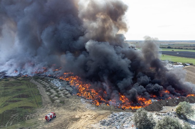 Požar v Osijeku: lokalne oblasti pozivajo k razglasitvi ekološke katastrofe (foto: Bobo)