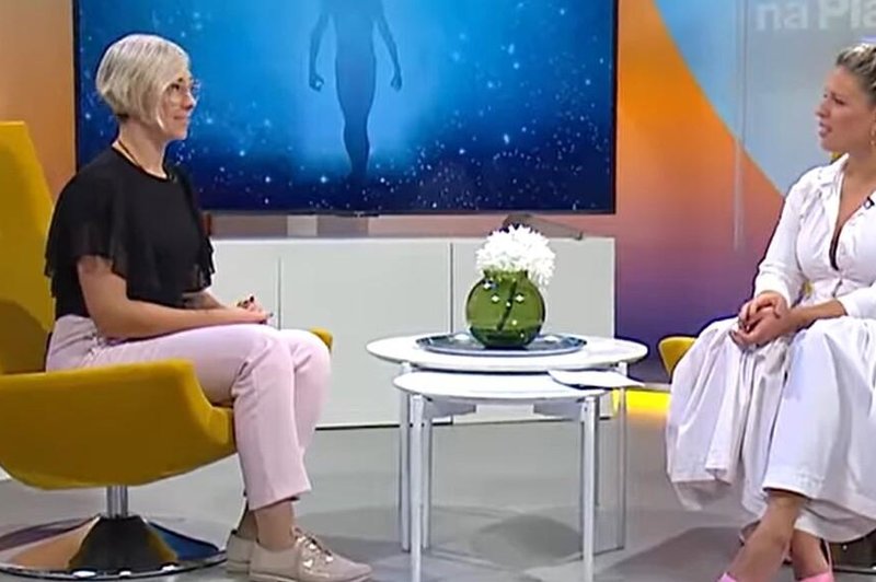 To se je zgodilo znani slovenski TV-voditeljici med vodenjem oddaje. Naježila se vam bo koža (foto: Facebook/posnetek zaslona)