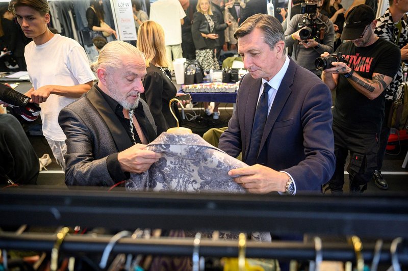 Nekdanji predsednik v novih oblačilih? Borut Pahor si je z zanimanjem ogledoval izdelke priznanega modnega oblikovalca (foto: LJFW/Jure Makovec)