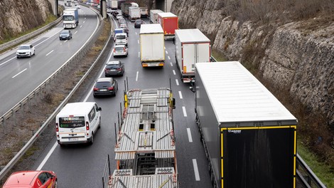 Avtocesta ali oder norosti? "Videli smo rolkanje, sprehajanje ljubljenčkov, celo sončili so se"