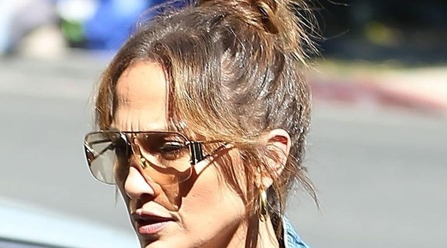 Je Jennifer Lopez z outfitom tokrat udarila mimo? Zbadljivim komentarjem ni videti konca (FOTO) (foto: Profimedia)