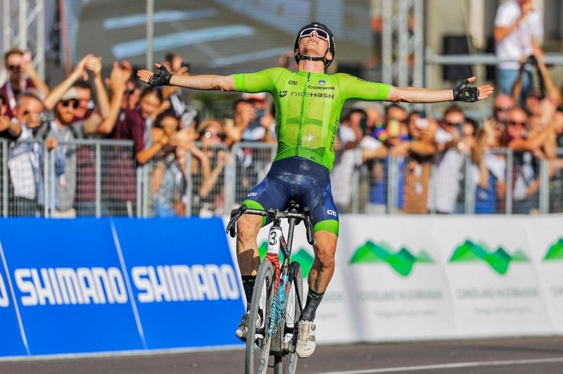 Matej Mohorič je ciljno črto prečkal sam in stopil na vrh stopničk! (foto: Profimedia)