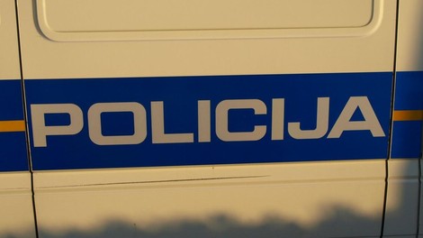 Grozljivo: nekdo je porinil otroka na cesto pod prehiter avto, deklica se zdravi v bolnišnici