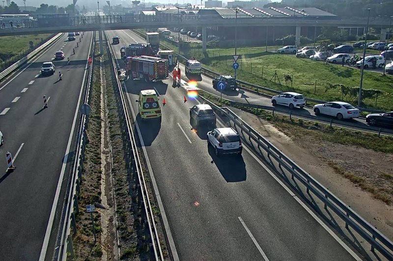 Prometna nesreča na hitri cesti: kaj se bo zgodilo z vozniki, ki so brezbrižno peljali mimo? (foto: Promet.si)