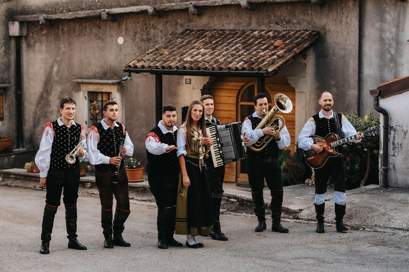 Po mega hitu Ena bolha za pomoč ima Ansambel Saša Avsenika novega aduta (VIDEO) (foto: Žan Zajc, Innea studio)