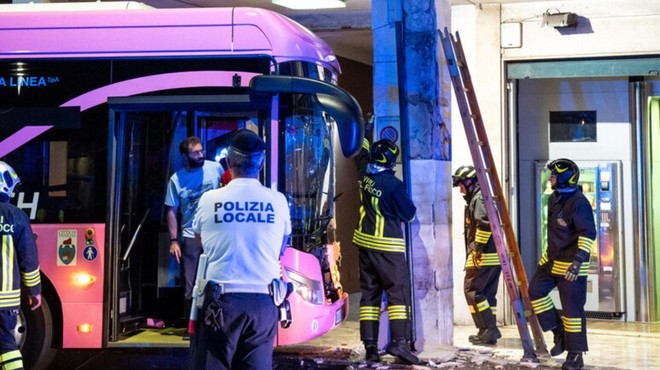 Nova nesreča avtobusa v Benetkah: voznik izgubil nadzor, poškodovanih najmanj 13 ljudi (foto: Twitter/Ansa)