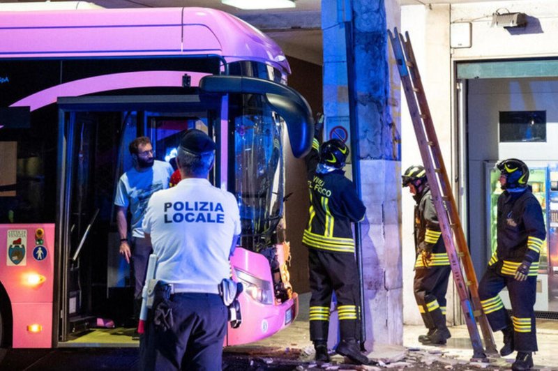 Nova nesreča avtobusa v Benetkah: voznik izgubil nadzor, poškodovanih najmanj 13 ljudi (foto: Twitter/Ansa)