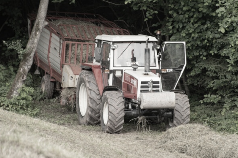 Huda delovna nesreča na Dolenjskem: moški, ki ga je traktor stisnil ob drevo, podlegel poškodbam (foto: Profimedia)