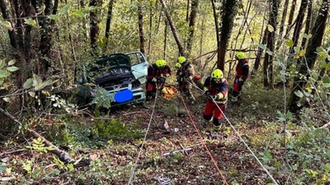 Prometna nesreča s smrtnim izidom: 83-letnik umrl po prevračanju po brežini