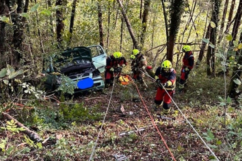 Prometna nesreča s smrtnim izidom: 83-letnik umrl po prevračanju po brežini (foto: Facebook/PGD Idrija)