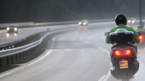 Bizaren dogodek v Radencih: v motorista vrgel kladivo, nato nanj še z izvijačem