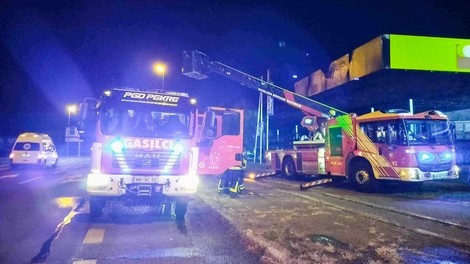 Velik požar v mariborskem trgovskem centru (gorelo je osem vozil)