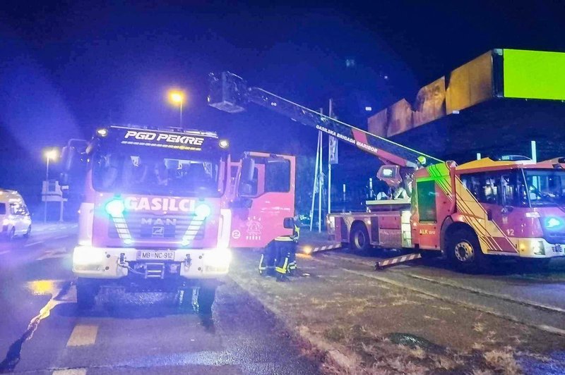 Velik požar v mariborskem trgovskem centru (gorelo je osem vozil) (foto: Facebook/PGD Pekre)