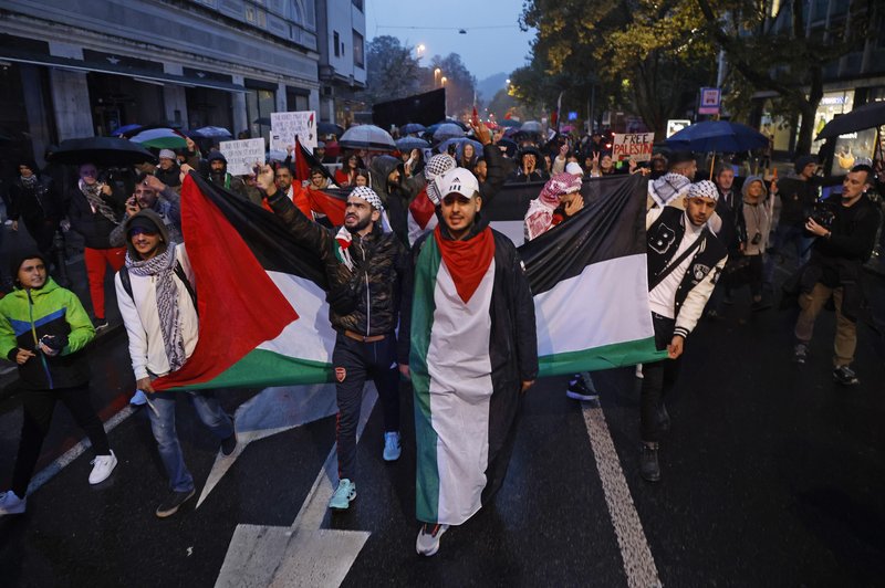 Na Trgu republike zavihrale palestinske zastave, slišijo se vzkliki "svoboda Palestini" (foto: Borut Živulovič /Bobo)