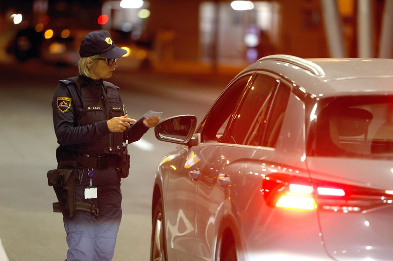 Nadzor na mejah s Hrvaško in Madžarsko: ponekod prehod omogočen le obmejnim prebivalcem z dovolilnicami (foto: Bobo/Nik Rovan)