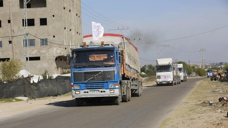 Humanitarna pomoč prispela v Gazo, a bombe še vedno padajo