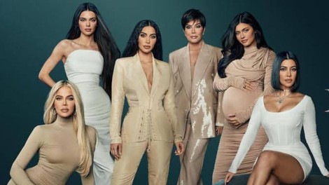 Kako bi bile videti zvezdnice družine Kardashian-Jenner brez kozmetičnih posegov? (VIDEO)