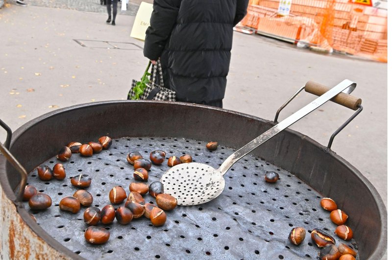 Vonj po pečenem kostanju: koliko stane posamezna merica v Ljubljani? (foto: Žiga Živulović jr. /Bobo)