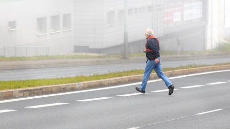 Zunaj prehoda zbila pešca in odpeljala naprej, zdaj jo išče policija