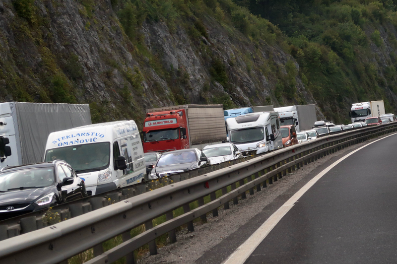 Razmere na slovenskih cestah: zastoj zaradi okvare vozila, gneča na vpadnicah v mestna središča (foto: Bobo)