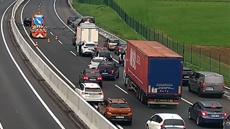 Prometna nesreča na dolenjski avtocesti: posledice odpravili, zastoj ostaja (previdno na poti)