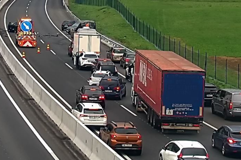 Prometna nesreča na dolenjski avtocesti: posledice odpravili, zastoj ostaja (previdno na poti) (foto: Facebook/Promet.si)