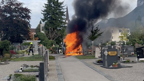 VIDEO: Na pokopališču zagorelo, posredovati je moralo 30 gasilcev