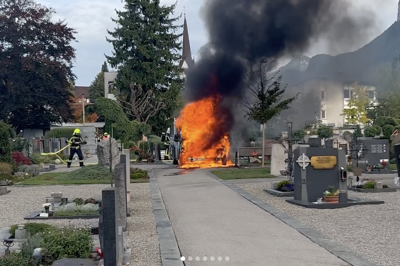 VIDEO: Na pokopališču zagorelo, posredovati je moralo 30 gasilcev (foto: Instagram/feuerwehrgoetzis/posnetek zaslona)