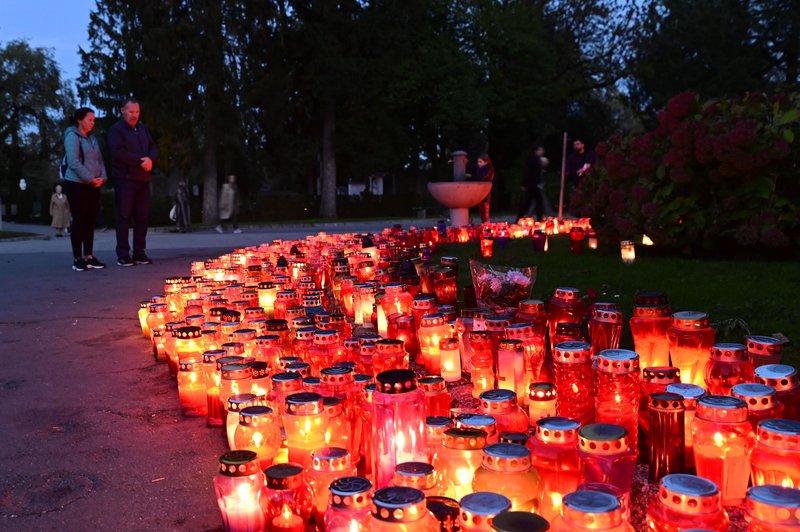 Ni groba brez sveč: a kaj se zgodi z njimi, ko odslužijo svoj namen? (foto: Žiga Živulović jr. /Bobo)