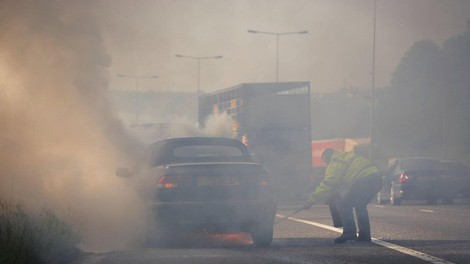 Pozor: zaradi gorečega vozila zaprt vozni pas