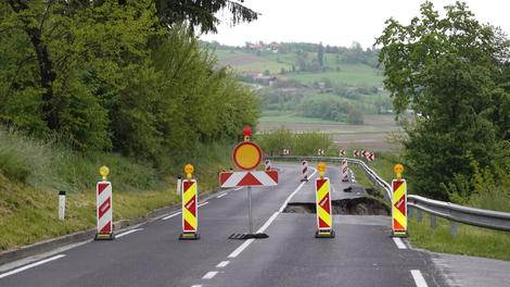 Je to vaša pot v službo? Ceste zaprte zaradi poplavljenosti in zemeljskega plazu