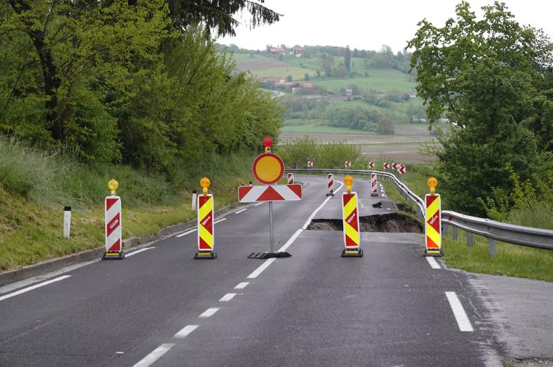 Je to vaša pot v službo? Ceste zaprte zaradi poplavljenosti in zemeljskega plazu (foto: Bobo)