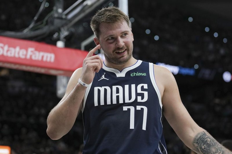 Luka Dončić se je na uvodni tekmi lige NBA zabaval, legenda pa mu je sporočila: "Fant, čaka te mesto v hiši slavnih!" (VIDEO) (foto: Profimedia)