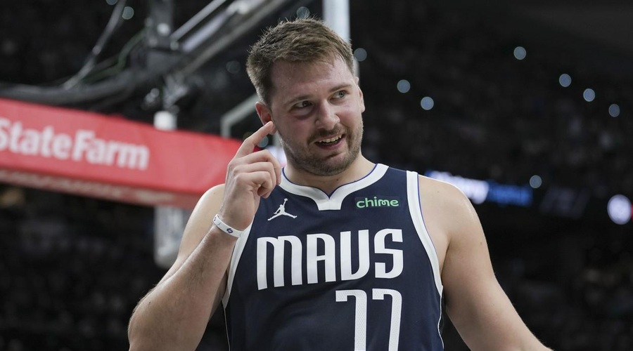 Luka Dončić se je na uvodni tekmi lige NBA zabaval, legenda pa mu je sporočila: "Fant, čaka te mesto v hiši slavnih!" (VIDEO) (foto: Profimedia)