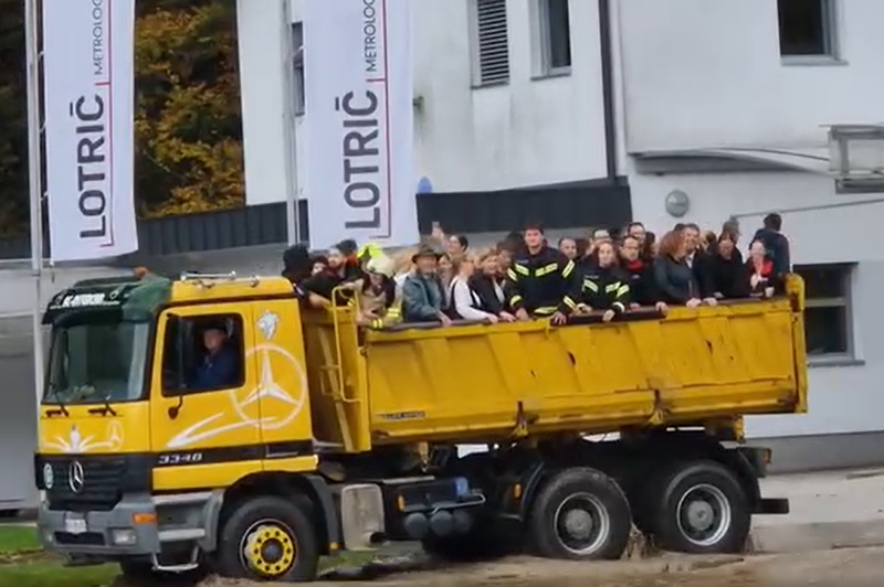 V Železnikih voda zalila podjetje: stekla je evakuacija (VIDEO) (foto: Facebook/Marko Gasser/Posnetek zaslona)