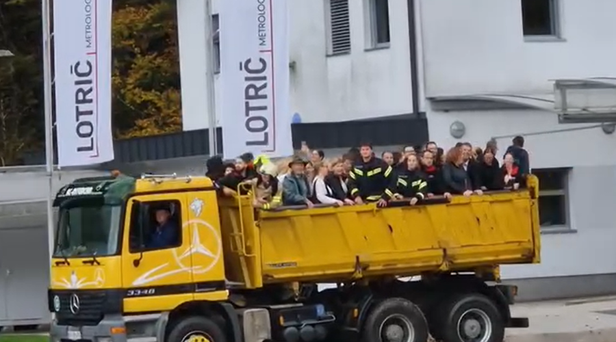 V Železnikih voda zalila podjetje: stekla je evakuacija (VIDEO) (foto: Facebook/Marko Gasser/Posnetek zaslona)