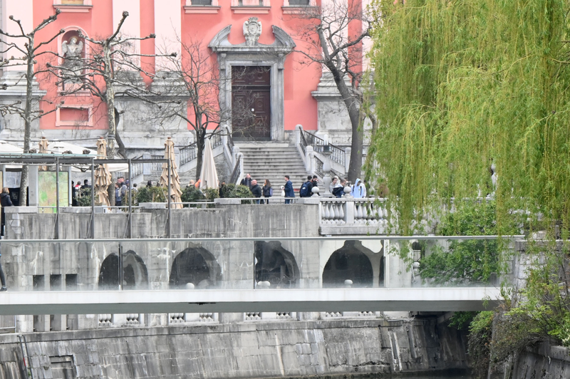 Drama v središču Ljubljane: moškega iz Ljubljanice reševali policisti in gasilci (foto: Žiga Živulovič jr./Bobo)