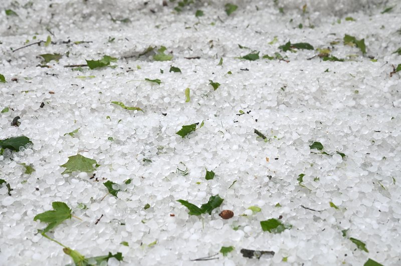 Po nalivih, poplavah in plazovih Slovenijo zajela še toča (foto: Bobo/Žiga Živulović)