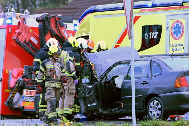 Zaradi hude prometne nesreče pri Medvodah popolna zapora ceste (foto: Bobo)