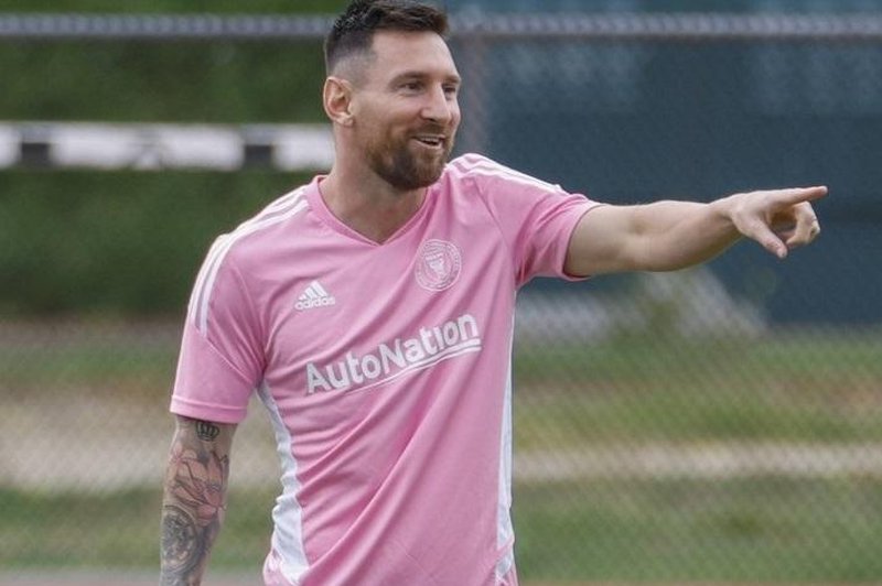 Messi že osmič dobitnik zlate žoge! Posvetil jo je nogometni legendi in svojemu rojaku (foto: Profimedia)