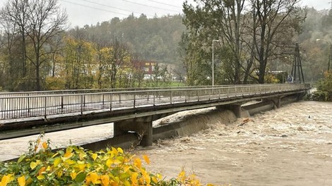 Kranju grozi ekološka katastrofa: Sava poplavila poškodovano kanalizacijsko cev, fekalne vode se lahko razlijejo po Sloveniji