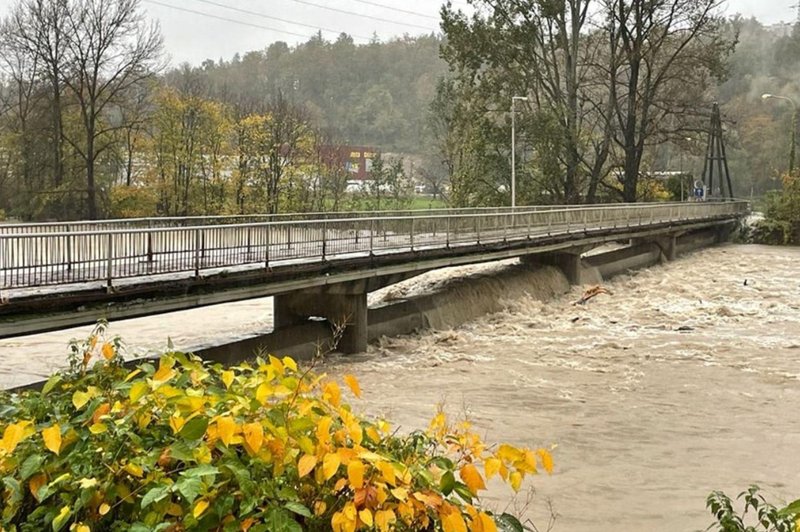 Kranju grozi ekološka katastrofa: Sava poplavila poškodovano kanalizacijsko cev, fekalne vode se lahko razlijejo po Sloveniji (foto: Facebook/posnetek zaslona)