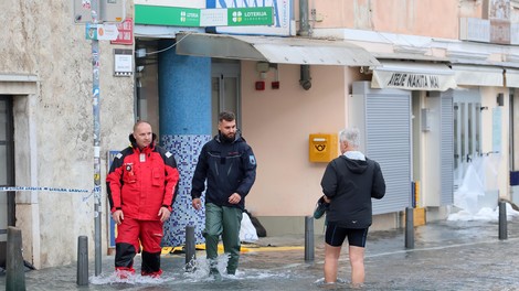 Pod vodo deli piranske punte, težave tudi v Izoli