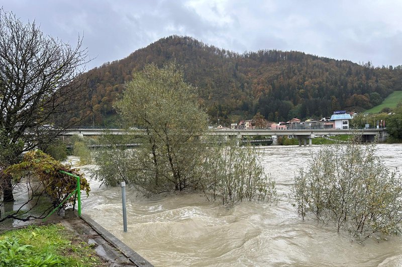 V Dravogradu evakuirali devet objektov, na Koroškem težave tudi zaradi plazov (foto: Bobo)