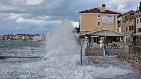 Voda zalila hotel in stanovanjske hiše: "V Piranu je, kot bi bil konec sveta" (FOTO in VIDEO)