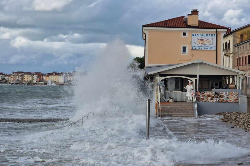 Voda zalila hotel in stanovanjske hiše: "V Piranu je, kot bi bil konec sveta" (FOTO in VIDEO) (foto: Facebook/Neurje.si/Sandi Babič)