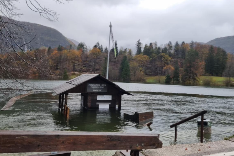 V Bohinju se je ob deževju sprožilo več zemeljskih plazov, evakuacije prebivalcev niso potrebne (foto: Zajeta slika/FB Info center Bohinj)