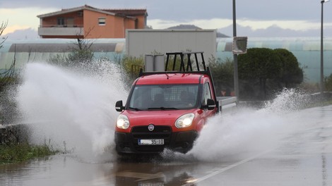 Močno deževje zalilo več stanovanj, osnovno šolo in vrtec. Ni še konec ...