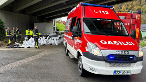 Burno jutro nad Gorenjsko: zaradi besnečega neurja ljudem priskočili na pomoč gasilci