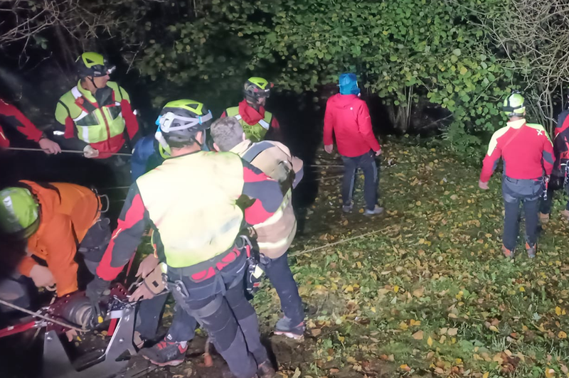 Huda nesreča na Koroškem: oseba zdrsnila po pobočju 300 metrov v globino in podlegla poškodbam (foto: PGD Dravograd)